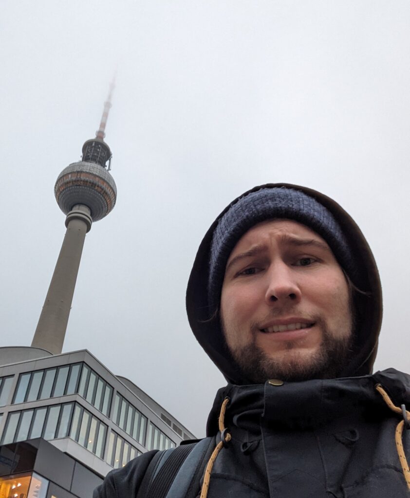 Nico Martin vor dem Fernsehturm am Alexanderplatz in Berlin