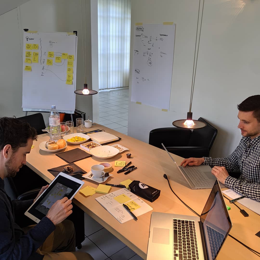 Rino Wenger and Marc Aeberli from the company Cosmos Verlag during a workshop for the new website